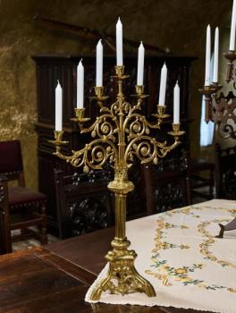 Párové neogotické mosazné svícny z 19. století Párové neogotické mosazné svícny z 19. století