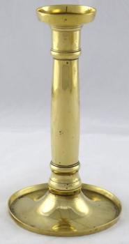 Leštěný mosazný svícen s prstenci Leštěný mosazný svícen s prstenci