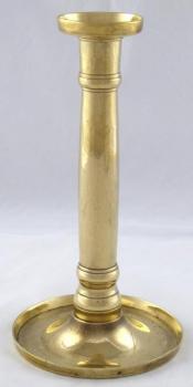 Vyšší mosazný svícen s kulatou miskou Vyšší mosazný svícen s kulatou miskou