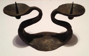 Trefanec : kovaný dvouramenný svícen Trefanec : kovaný dvouramenný svícen