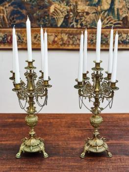 Párové mosazné svícny v renesančním stylu Párové mosazné svícny v renesančním stylu