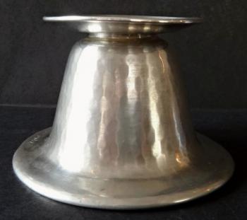 Nízký stříbrný svícen - Hermann Bauer Nízký stříbrný svícen - Hermann Bauer