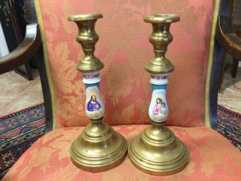 Párové mosazné svícny s porcelánem. Párové mosazné svícny s porcelánem.