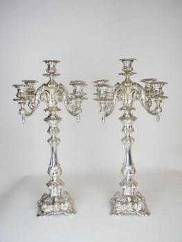 Dva velké stříbrné čtyřramenné svícny Dva velké stříbrné čtyřramenné svícny