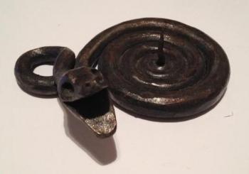 Trefanec : kovaný svícen v podobì hada
